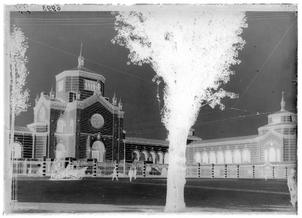 Milano - Cimitero Monumentale - piazzale d'ingresso -Famedio - passanti - auto