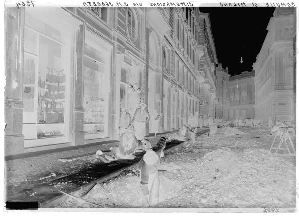 Milano - via Santa Maria Segreta - lavori stradali - operai a lavoro - negozi