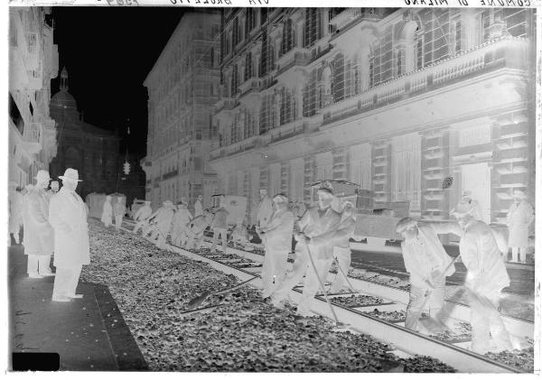 Milano - via Broletto - lavori della linea tramviaria - operai a lavoro - Palazzo Venezia