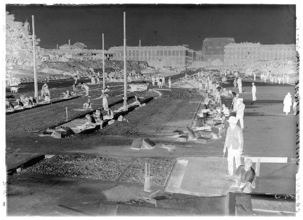 Milano - piazzale Fiume - lavori stradali - cantiere - operai a lavoro - passanti