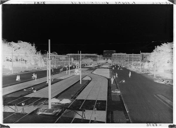 Milano - piazzale Fiume - lavori stradali - cantiere - operai a lavoro - passanti