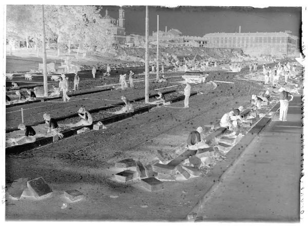 Milano - piazzale Fiume - lavori stradali - cantiere - operai a lavoro - passanti - macchine da costruzione