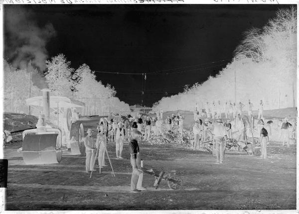 Milano - piazzale Fiume - lavori stradali - cantiere - operai a lavoro - passanti - macchine e attrezzi da costruzione - fotografi