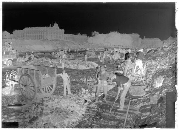 Milano - piazzale Fiume - lavori stradali - cantiere - operai a lavoro - passanti - macchine e attrezzi da costruzione - macerie