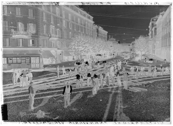 Milano - via Galileo Galilei - lavori linea tramviaria - operai a lavoro - passanti - tram - negozio