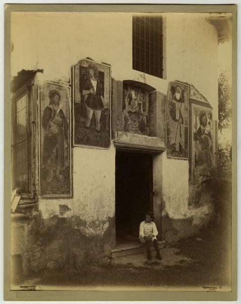 Buguggiate (VA) - Chiesa Oratorio di Santa Caterina da Alessandria di Erbamolle - dettaglio facciata - affreschi - ingresso - bambino