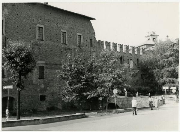Binasco (MI) - Castello Visconteo - facciata - rampa di accesso - passanti