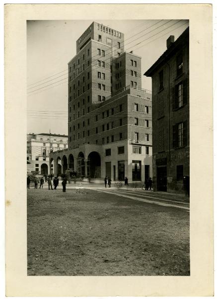 Piacentini, Marcello - Torrione INA - facciata laterale - passanti - Piazza della Vittoria - Brescia