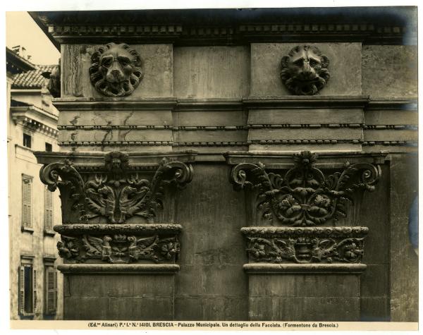 Brescia - Palazzo della Loggia - dettaglio della facciata - capitelli e trabeazione