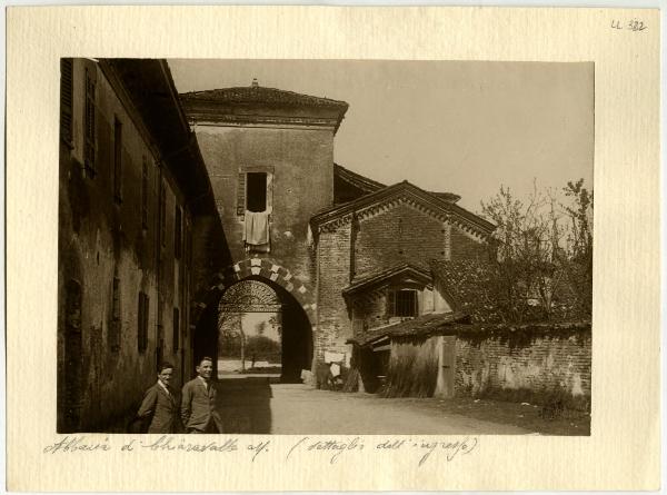 Milano - Chiaravalle - Abbazia - Portale d'ingresso - Persone