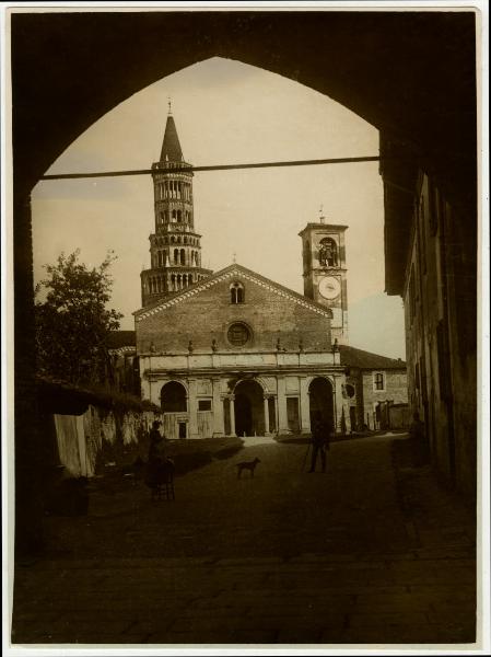 Milano - Chiaravalle - Abbazia - Facciata - Torre - Campanile - Persone - Cane