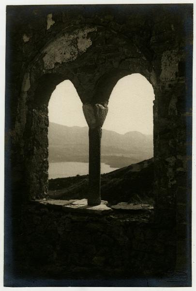 Civate - Basilica di San Pietro al Monte - Finestra a bifora - Lago di Annone