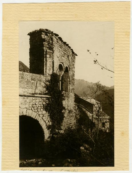 Civate - Basilica di San Pietro al Monte - Finestra a bifora - Battistero di San Benedetto - Montagne