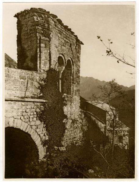 Civate - Basilica di San Pietro al Monte - Finestra a bifora - Battistero di San Benedetto - Montagne