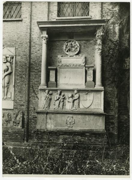 Desio- Torre Palagi di Villa Cusani Tittoni Traversi - Sculture - Sarcofago del frate Mirano di Bechaloe - Tondo Sacra Famiglia con un devoto - Lastra tombale di Ramirez Gusman