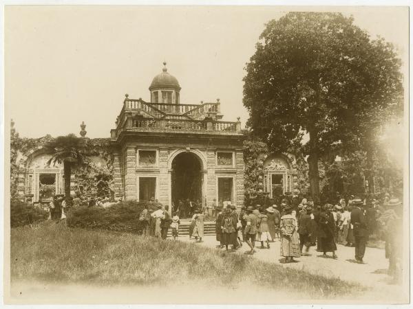 Lainate - Villa Weil Weiss, oggi Villa Visconti Borromeo Arese Litta - Veduta del Ninfeo - Visitatori