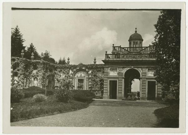 Lainate - Villa Weil Weiss, oggi Villa Visconti Borromeo Arese Litta - Ninfeo - Fronte sud - Visitatore