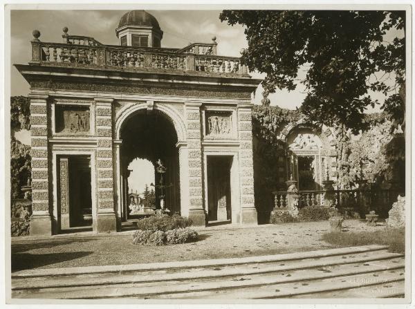 Lainate - Villa Visconti Borromeo Arese Litta - Ninfeo - Fronte sud - Fontana