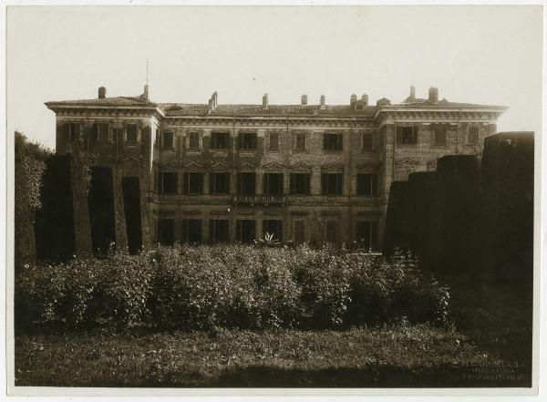 Lainate - Villa Visconti Borromeo Arese Litta - Facciata del palazzo settecentesco - Lato verso il teatro naturale