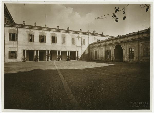 Lainate - Villa Visconti Borromeo Arese Litta - Porticato cinquecentesco