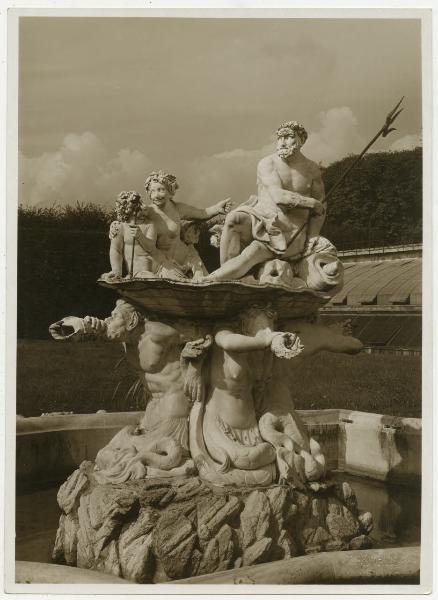 Lainate - Villa Visconti Borromeo Arese Litta - Giardino - Fontana del Nettuno - Serre