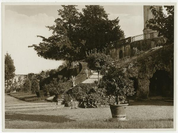 Lainate - Villa Visconti Borromeo Arese Litta - Giardino - Rampa e terrazzo di accesso alla Torre dell'acqua