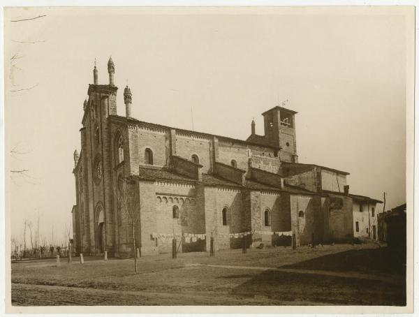 Lodi Vecchio - Basilica di San Bassiano - Fianco destro - Scorcio delle facciata - Panni stesi