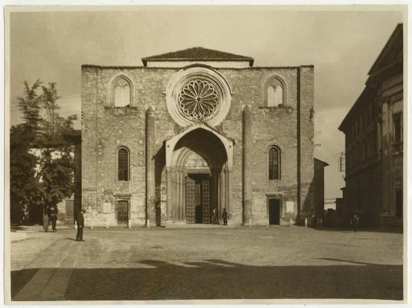 Lodi - Chiesa di San Francesco - Facciata - Persone