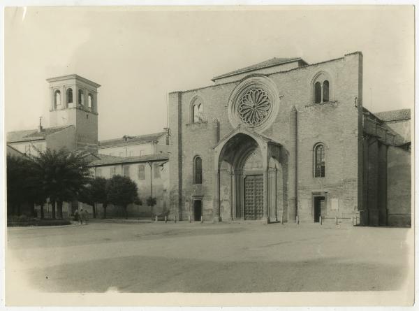 Lodi - Chiesa di San Francesco - Facciata - Collegio Barnabiti - Campanile - Persone