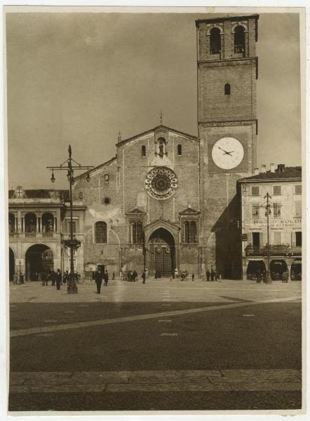 Lodi - Piazza della Vittoria - Duomo - Facciata - Persone