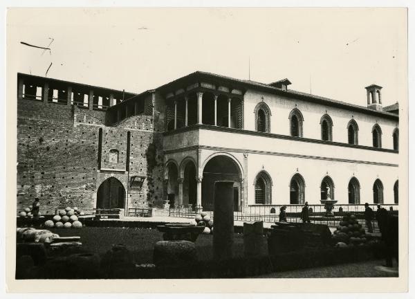 Milano - Castello Sforzesco - Corte Ducale - Porta verso il Parco Sempione e loggetta di Galeazzo Maria Sforza - persone - frammenti scultorei - palle di cannone