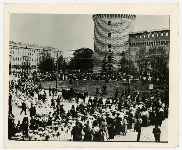 Milano - Castello Sforzesco - Torrione ovest - folla