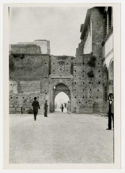 Milano - Castello Sforzesco - Corte Ducale - porta d'accesso al Parco Sempione - Loggetta di Galeazzo Maria Sforza - persone