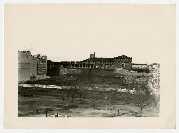 Milano - Castello Sforzesco - lato nord-est del Castello prima dei restauri - insegna pubblicitaria del giornale "Il Secolo" - cantiere - persone