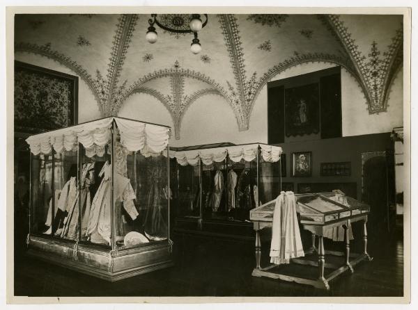 Milano - Castello Sforzesco - Corte Ducale - Musei Civici - Sala Dorata dell'appartamento ducale (sala nuziale,) oggi sala XX, già sala 26 nell'allestimento BBPR - Allestimento di Epoca Nicodemi