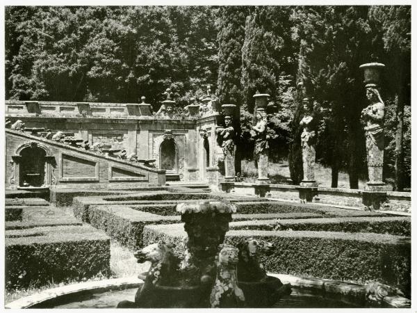 Caprarola - Villa Farnese - Giardini Alti - Recinto delle Cariatidi