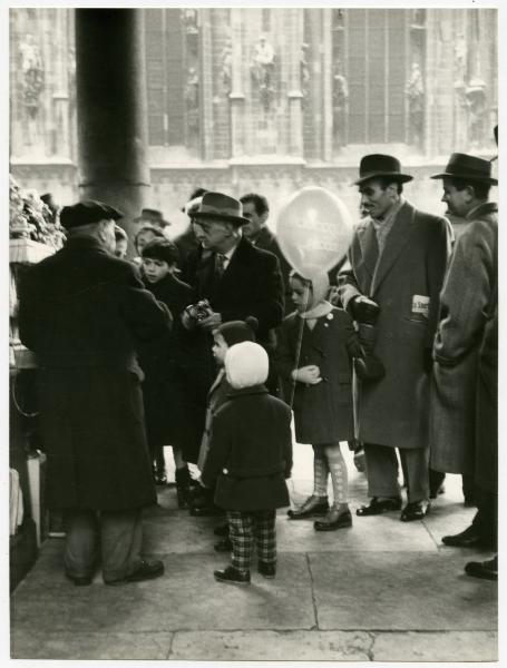 Milano - Corso Vittorio Emanuele - Portico - Uomini e bambini