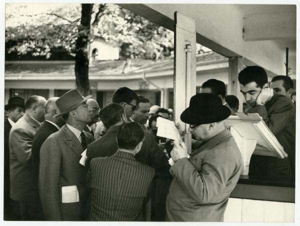 Milano - San Siro - Ippodromo - Gruppo di uomini