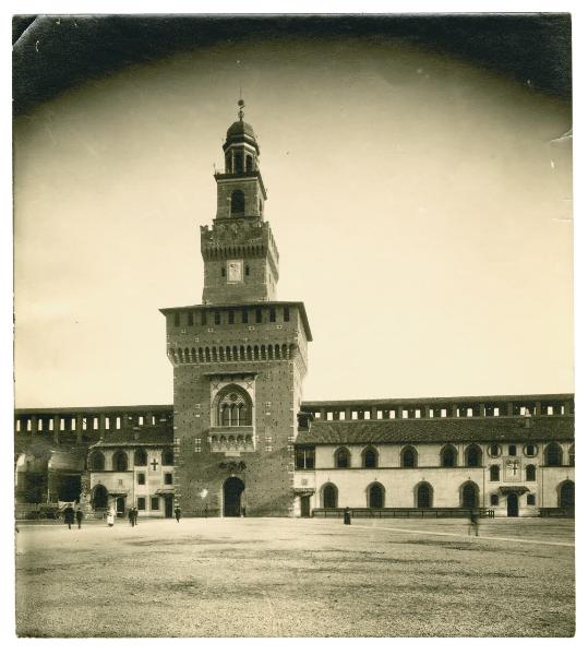 Milano - Castello Sforzesco - Cortile delle armi