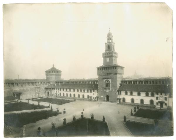 Milano - Castello Sforzesco - Piazza d'Armi - fianco sud-ovest della cortina interna e Torre del Filarete - Duomo e cupola della Galleria Vittorio Emanuele II sullo sfondo, persone