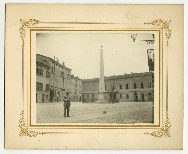 Reggio Emilia - piazza Gioberti - obelisco ai caduti del Risorgimento