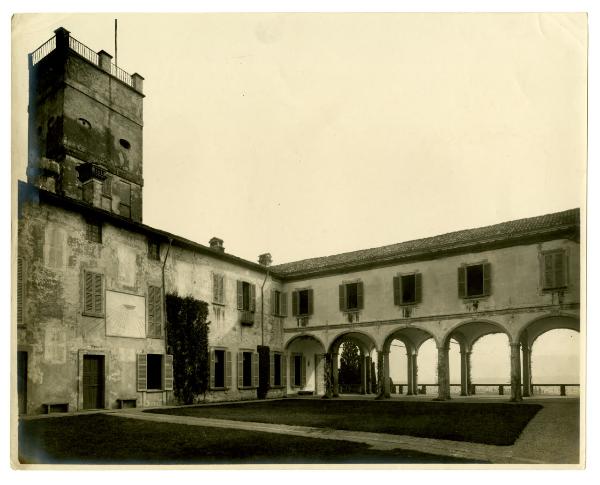 Inverigo - Villa Crivelli - Torre, corte e portici