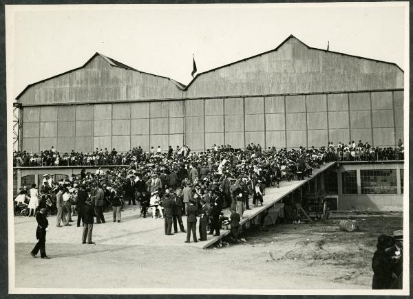 Roma - Aeroporto dell'Urbe - Hangar - Folla