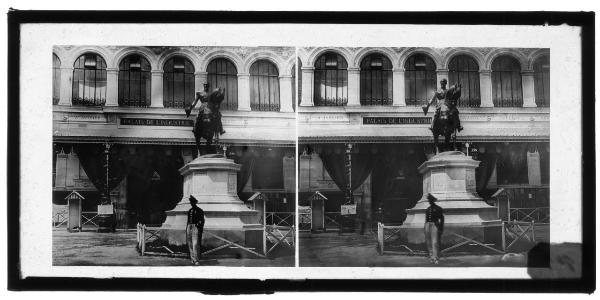 Parigi - Esposizione universale - Palazzo dell'Industria - Facciata orientale - Monumento equestre di Napoleone III - Soldato in uniforme