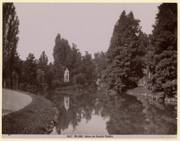 Milano - Giardini pubblici - Lago artificiale - Statua di Carlo Porta