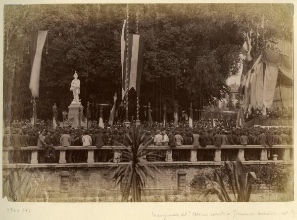 Milano - Monumento al generale Giacomo Medici - palco - folla