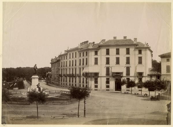 Milano - Piazza Cavour - Albergo Cavour - Monumento a Camillo Benso conte di Cavour