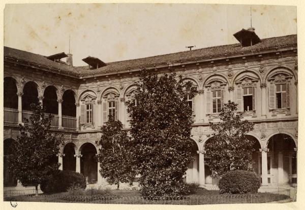 Milano - Ospedale Maggiore - Ca' Granda - Cortile della farmacia o Spezieria