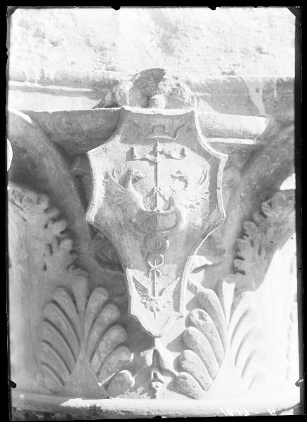 Scultura - capitello - stemma con impresa sforzesco - caduceo tra i grifoni - Cortile della Rocchetta - Castello Sforzesco - Milano