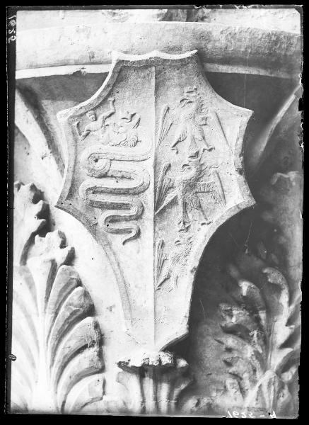 Scultura - capitello - stemma bipartito con impresa sforzesca - biscione - aquila imperiale - Cortile della Rocchetta - Castello Sforzesco - Milano